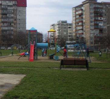 Primăria amenajează două locuri de joacă pe un spaţiu viran din strada Xenopol